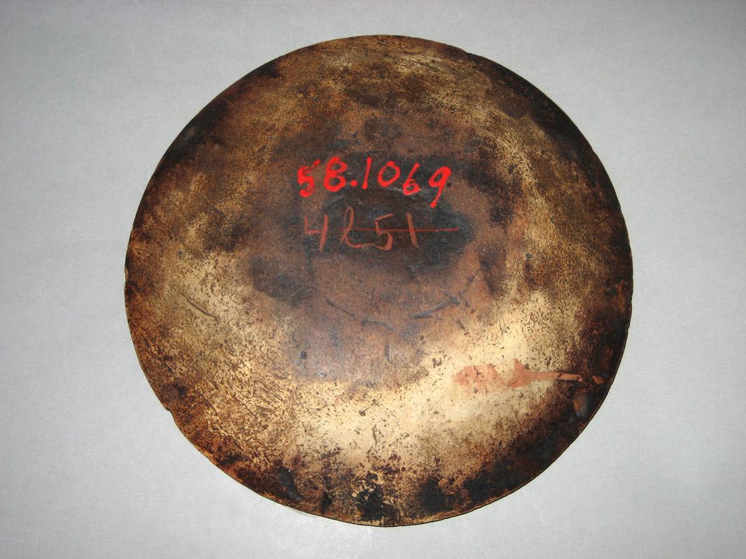 1958.1069 Dish underside