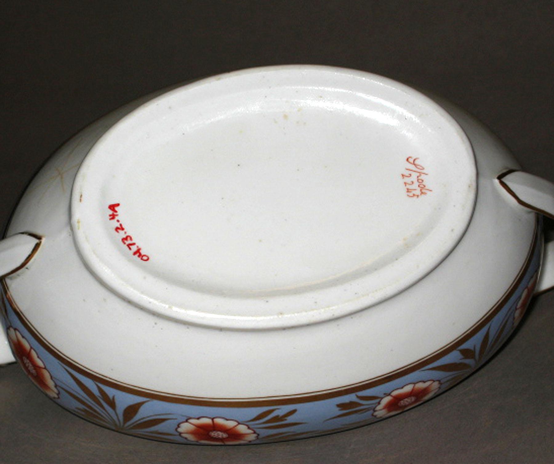 2004.0073.002.004 A Spode bone-china sugar bowl (underside)