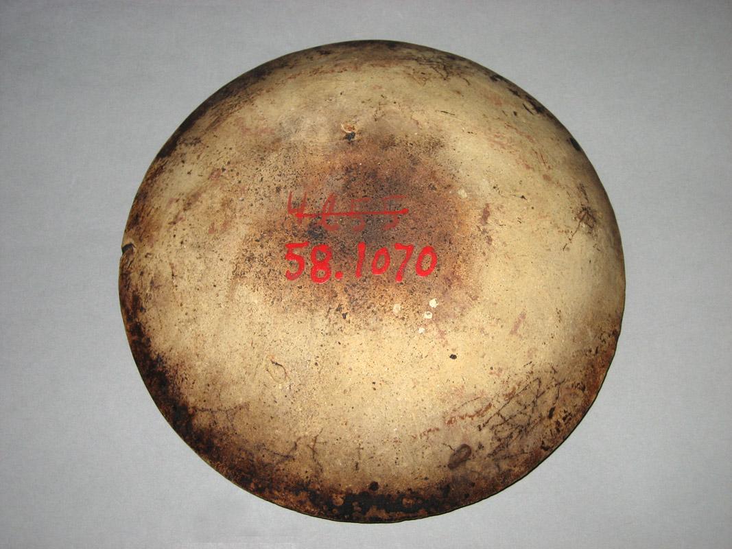 1958.1070 Dish underside