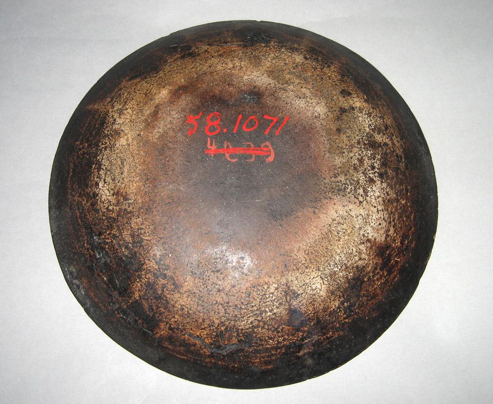 1958.1071 Dish underside