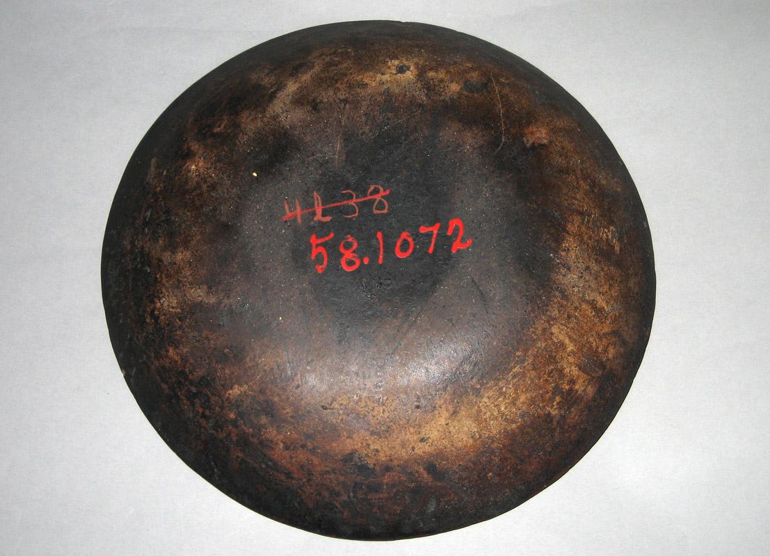 1958.1072 Dish underside