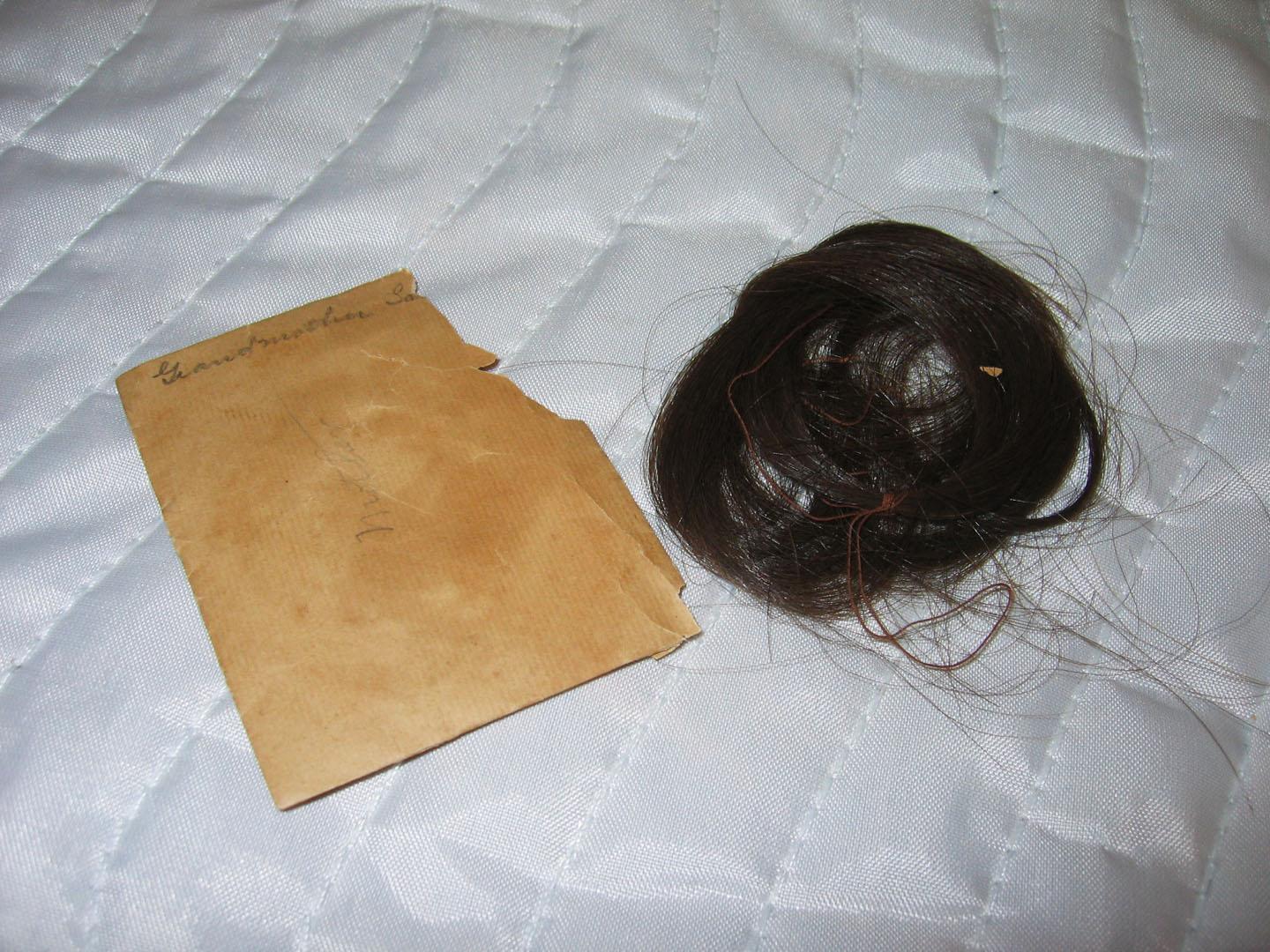 2005.0011.003 Hair