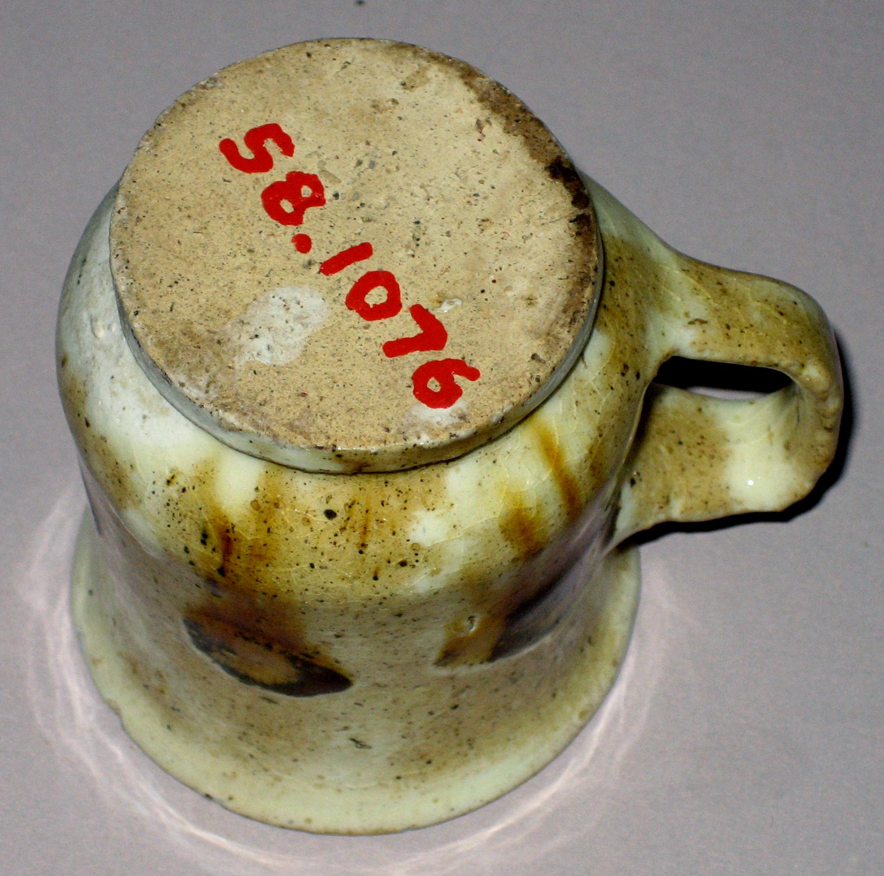 1958.1076 Slipware cup (bottom)