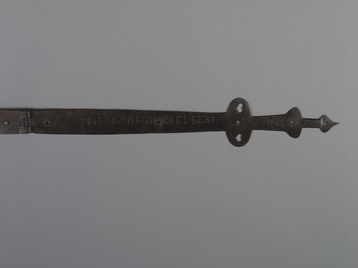 2005.0016.002 Hinge (mark)