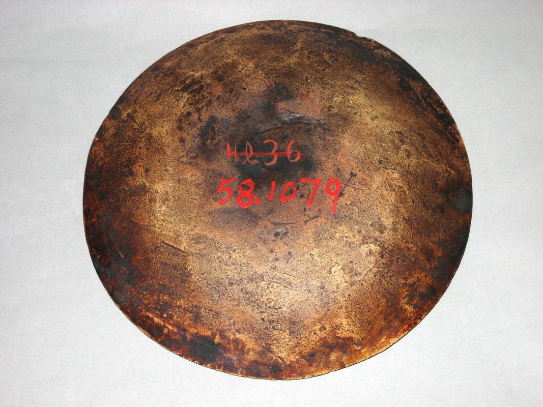 1958.1079 Dish underside