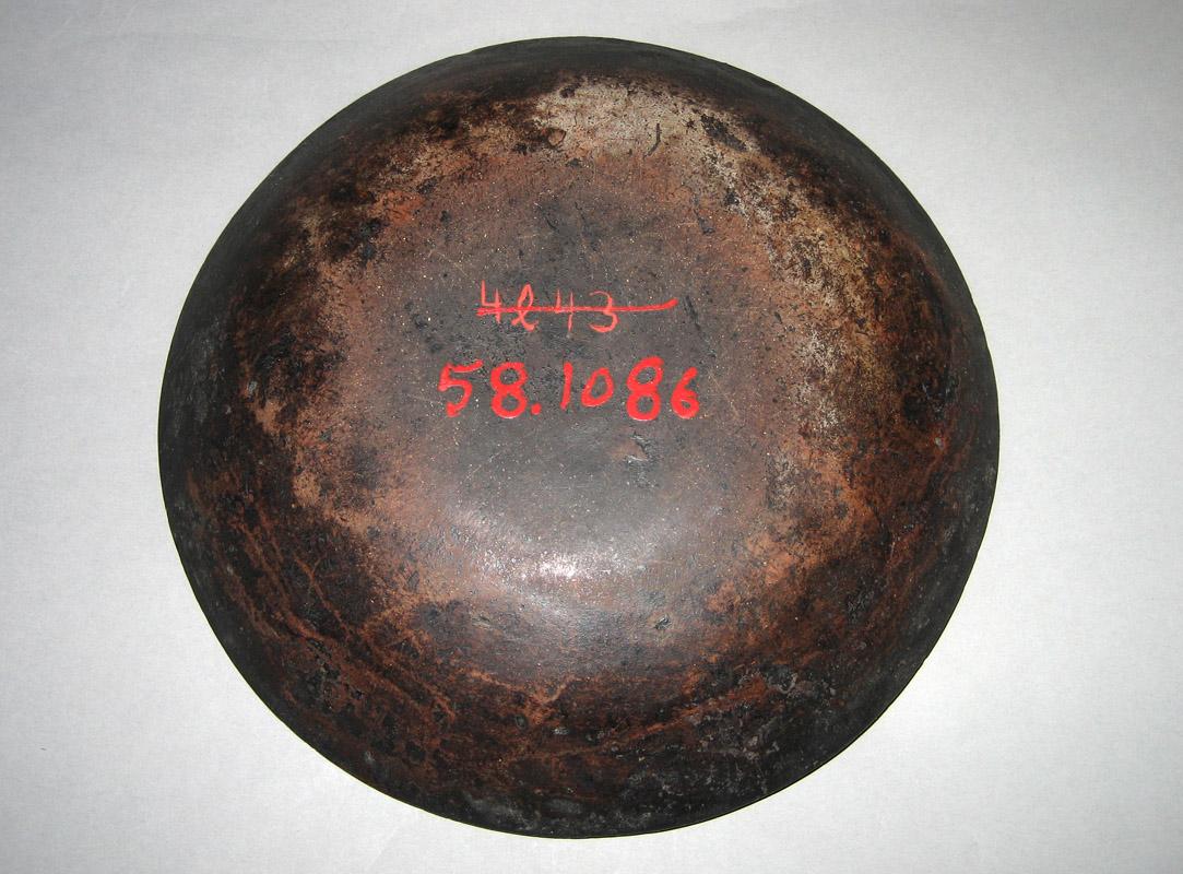 1958.1086 Dish underside