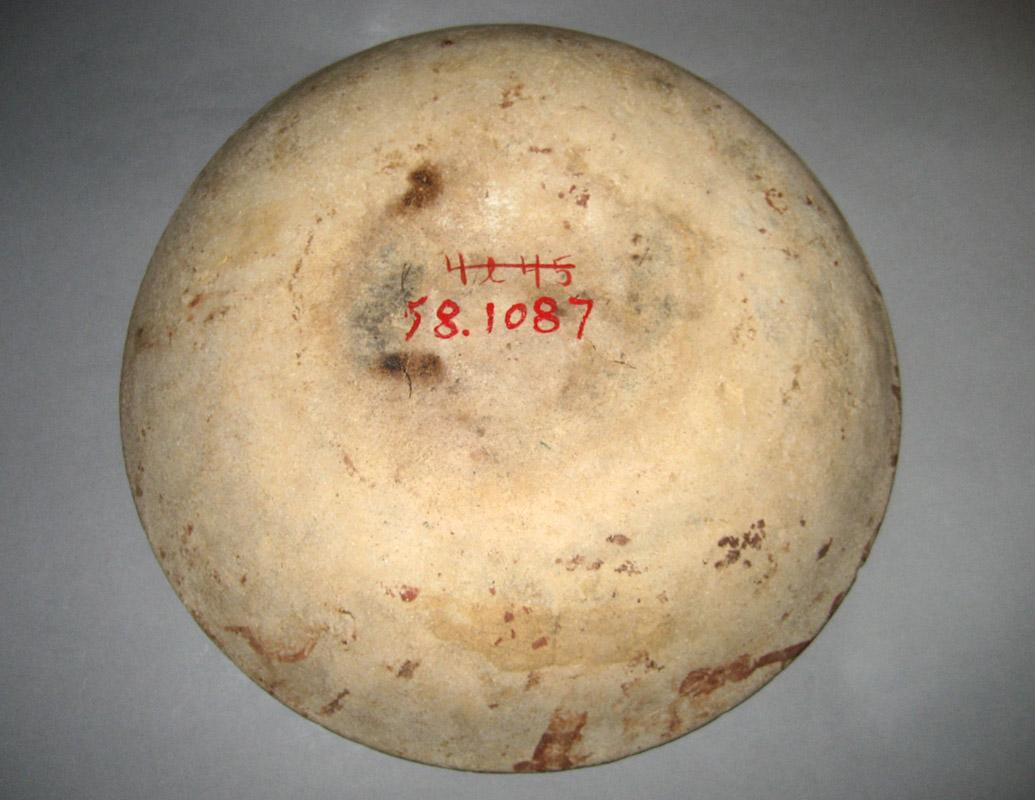 1958.1087 Dish underside