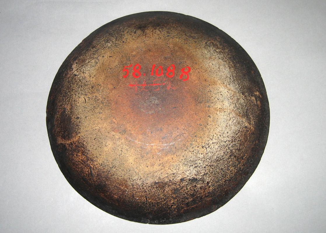 1958.1088 Dish underside