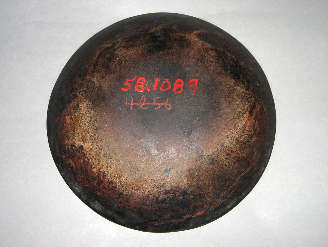 1958.1089 Dish underside