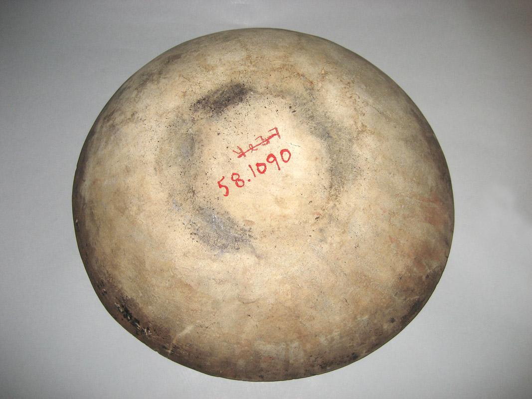 1958.1090 Dish underside