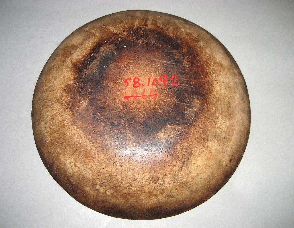 1958.1092 Dish underside