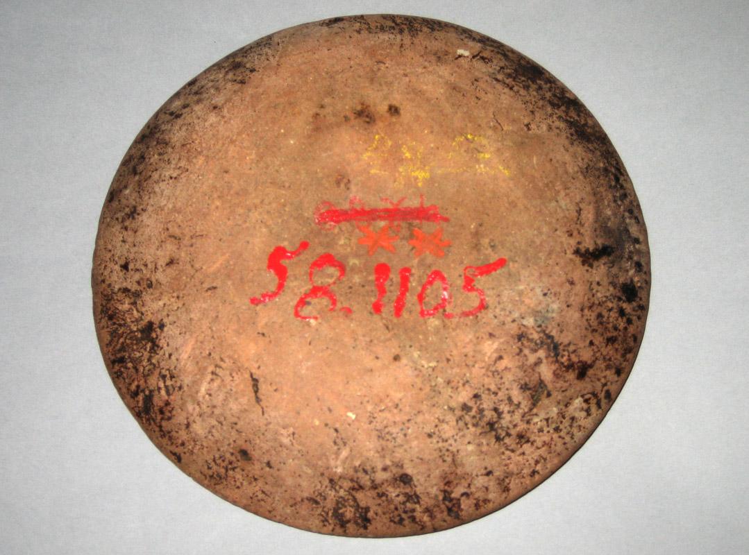 1958.1105 Dish underside