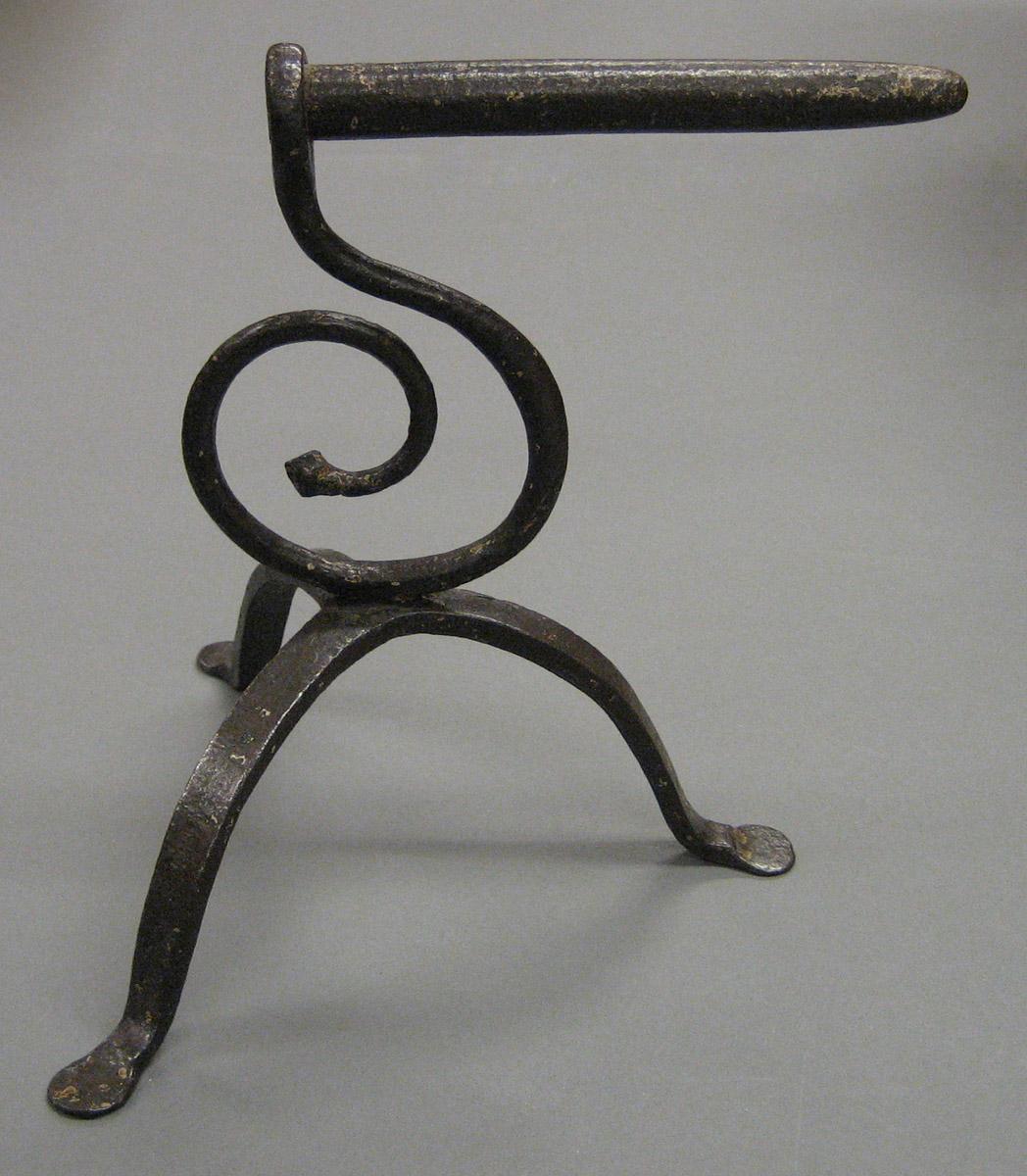 1958.1119 B Goffering iron stand