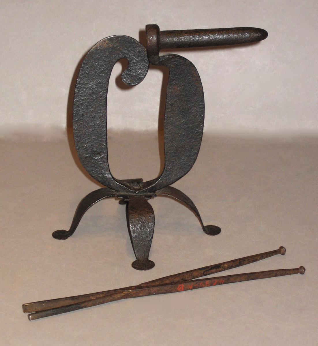 1958.1120 A, B Curling iron and stand