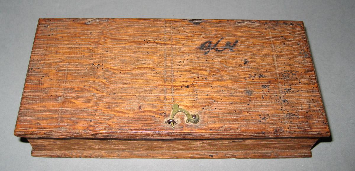1958.1131 A-N Box, Scale, and Weights (detail)