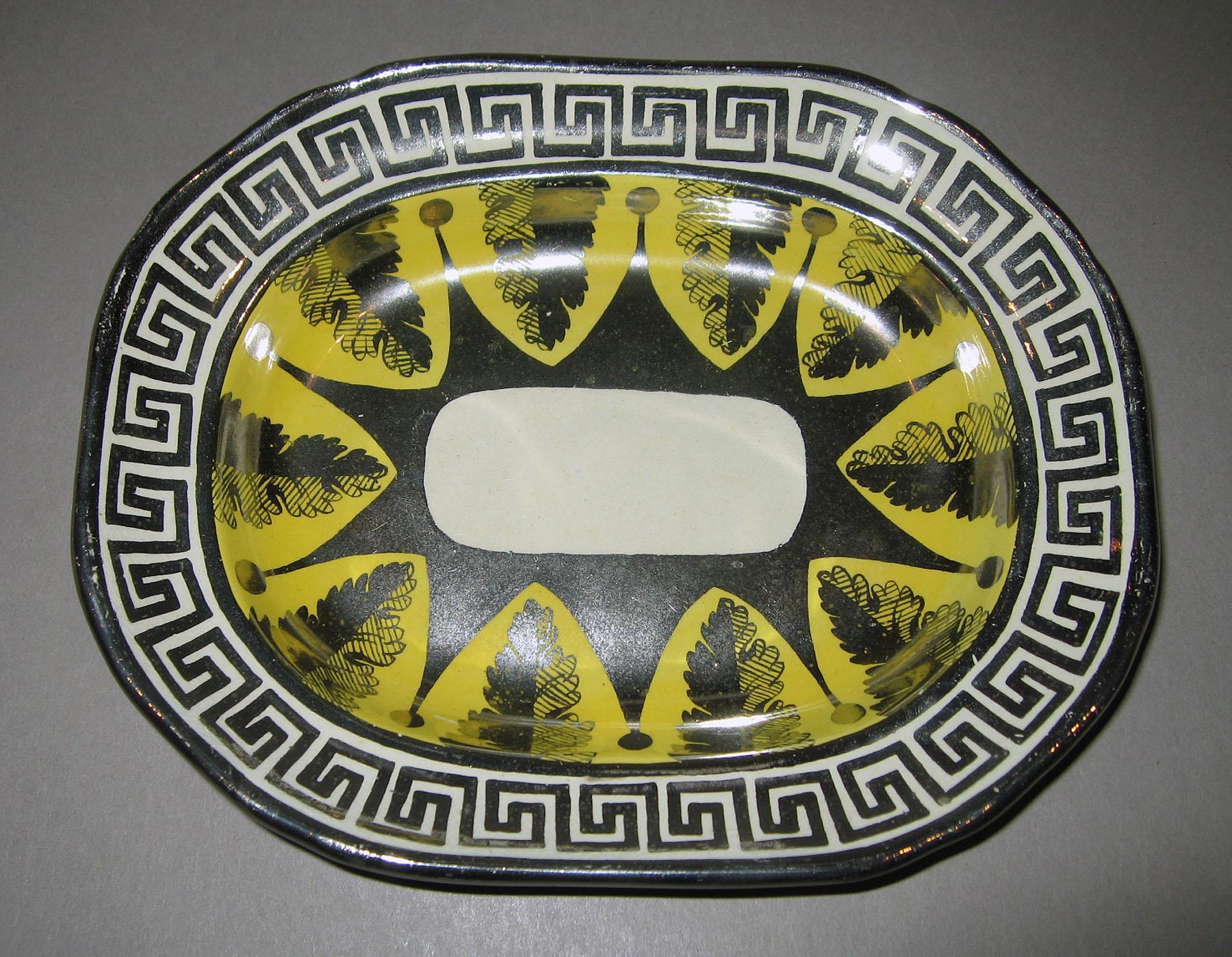 1958.1283 Lusterware dish