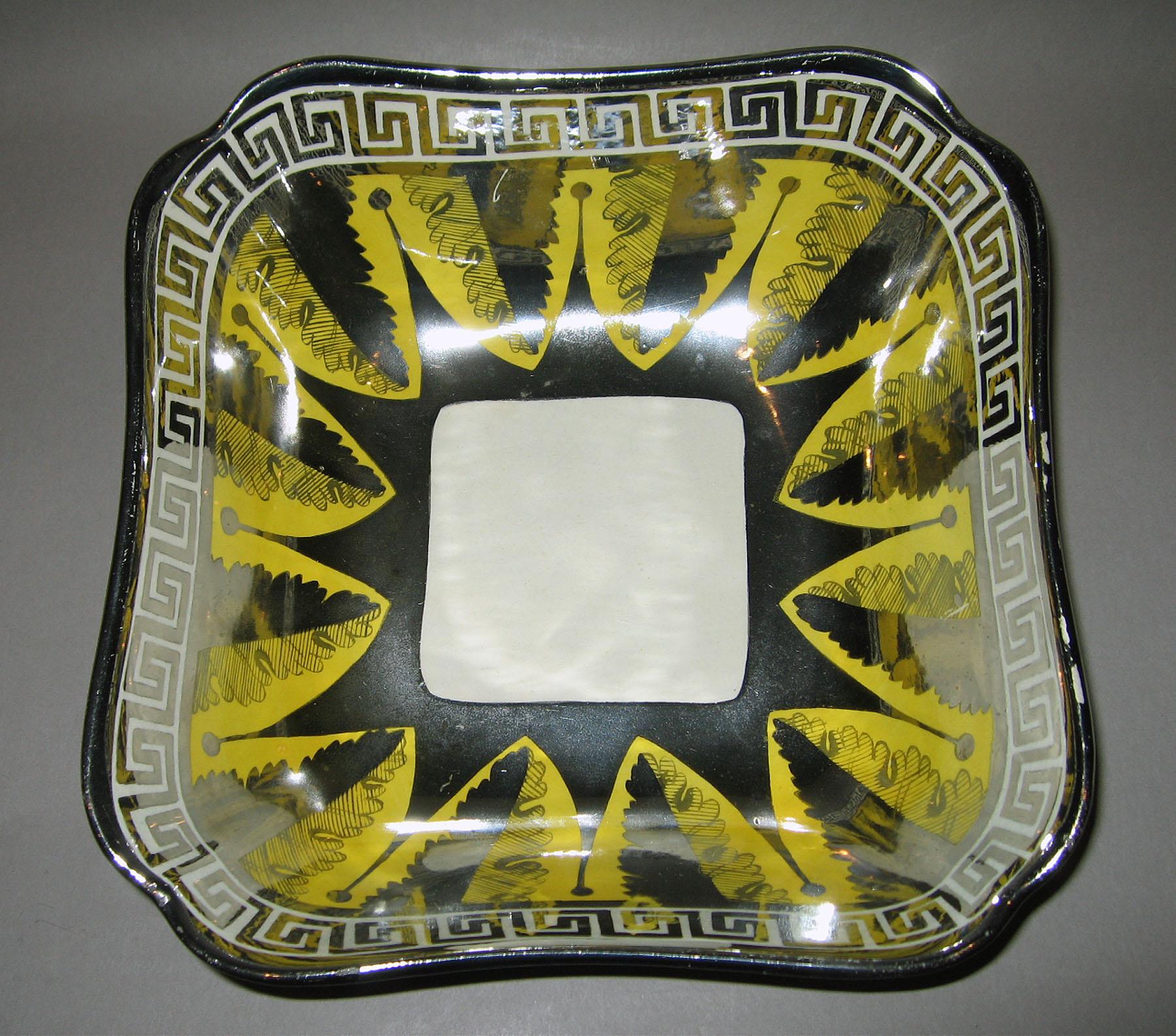 1958.1284 Lusterware dish