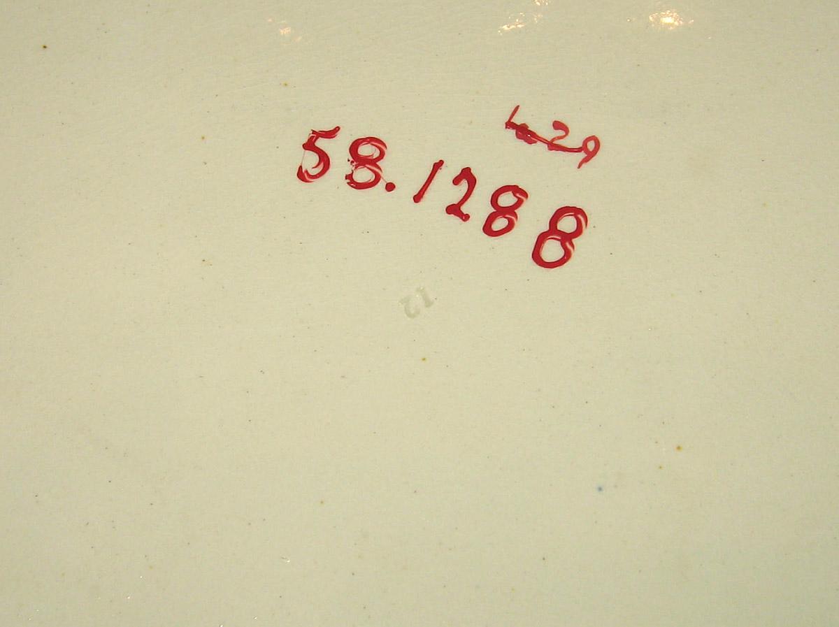 1958.1288 Lusterware dish (mark)
