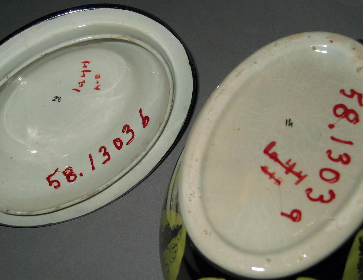 1958.1303 A, B Lusterware sauce tureen (undersides)