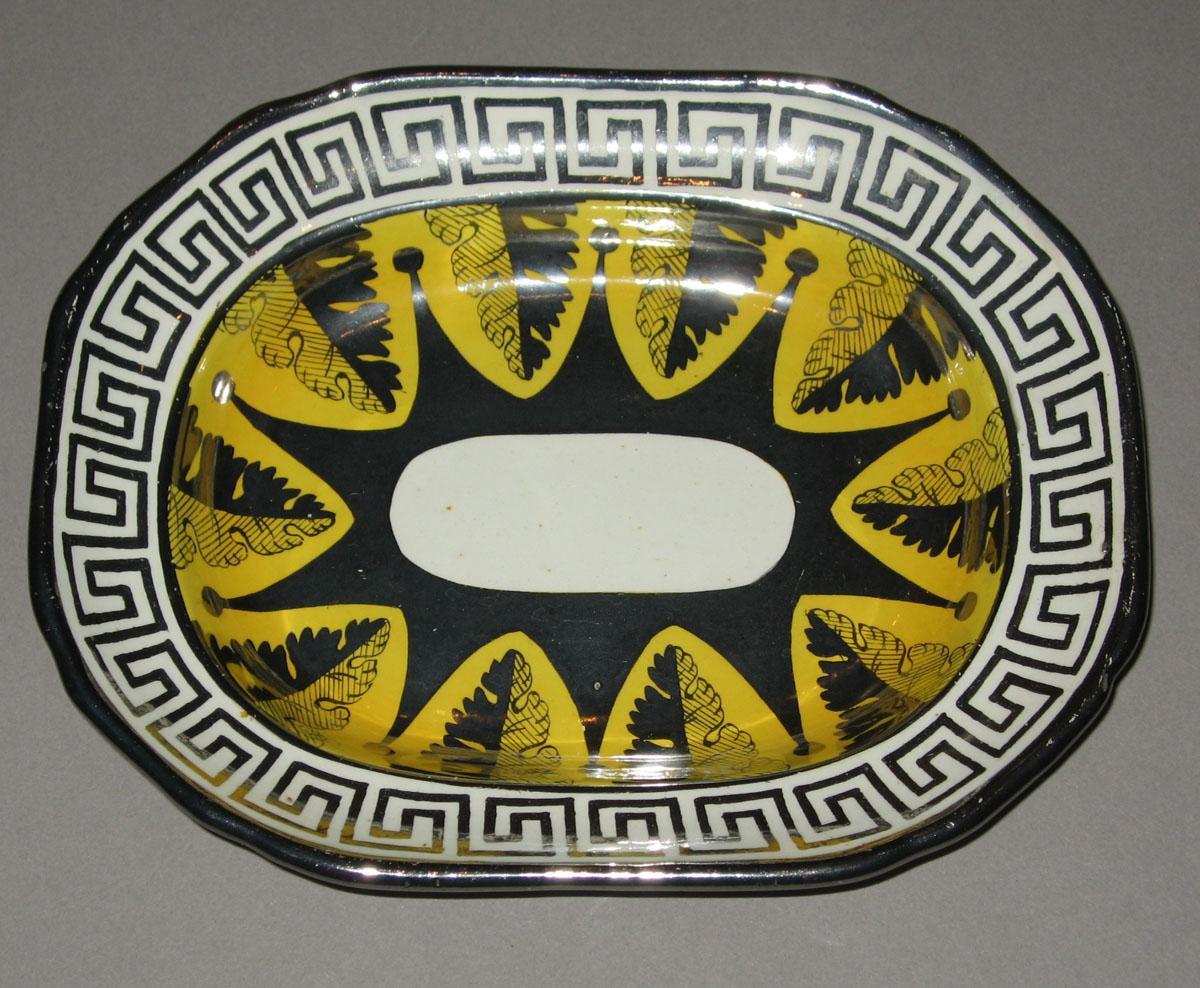 1958.1304 Lusterware dish