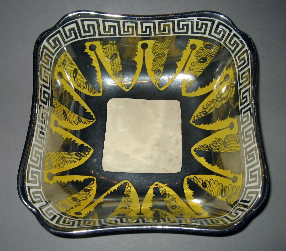 1958.1306 Lusterware dish