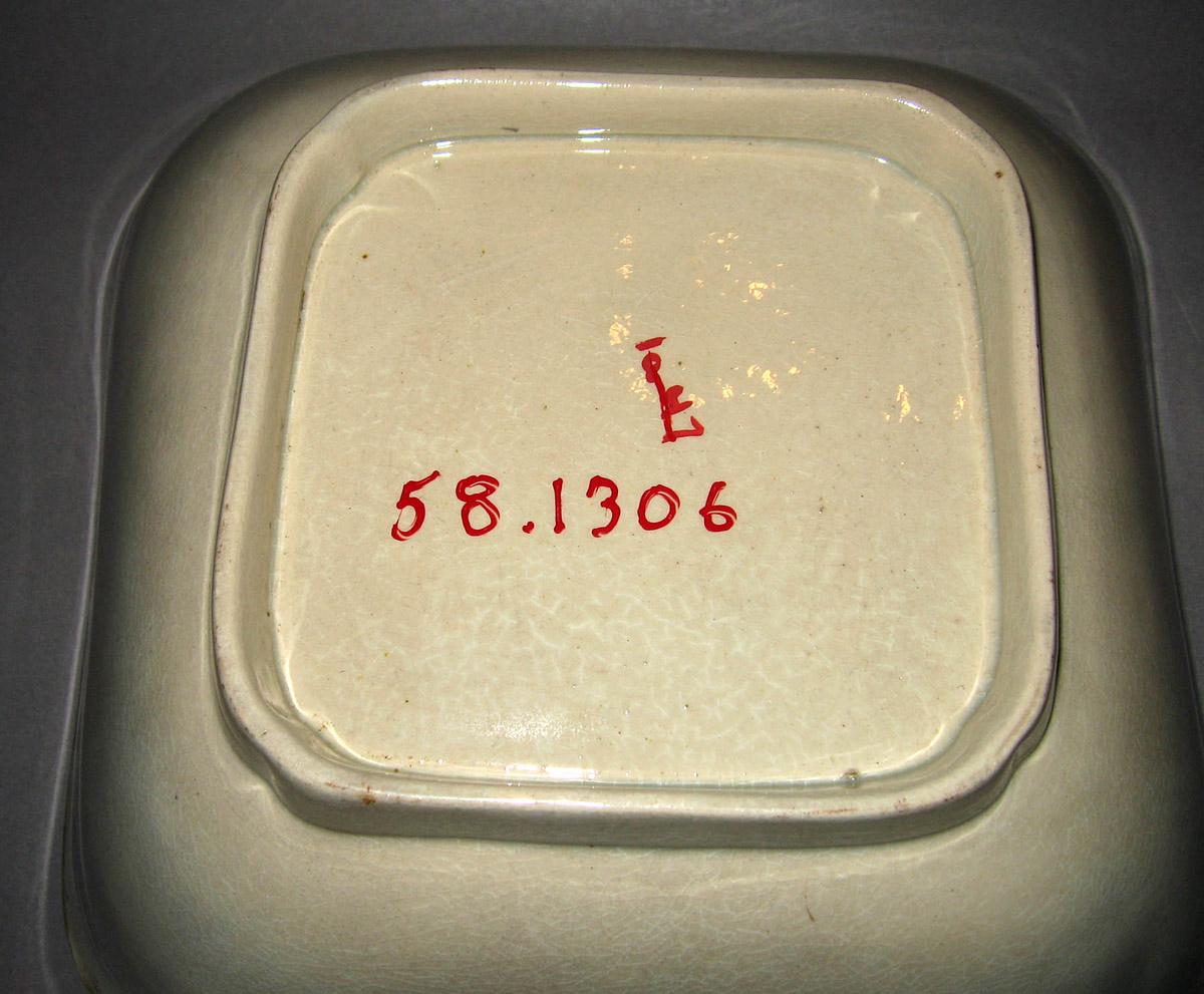 1958.1306 Lusterware dish (underside)