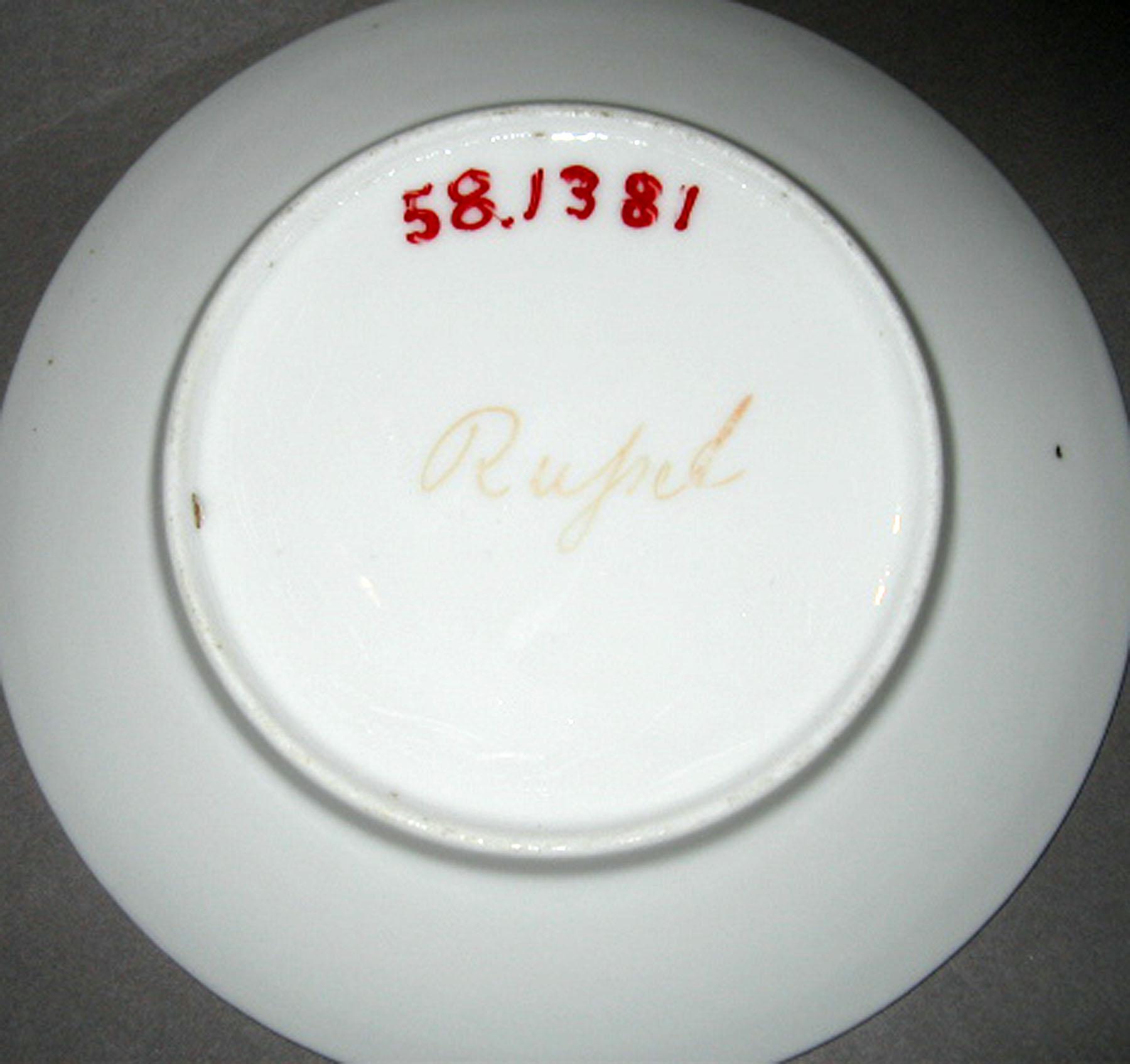 1958.1381 Porcelain plate (underside)