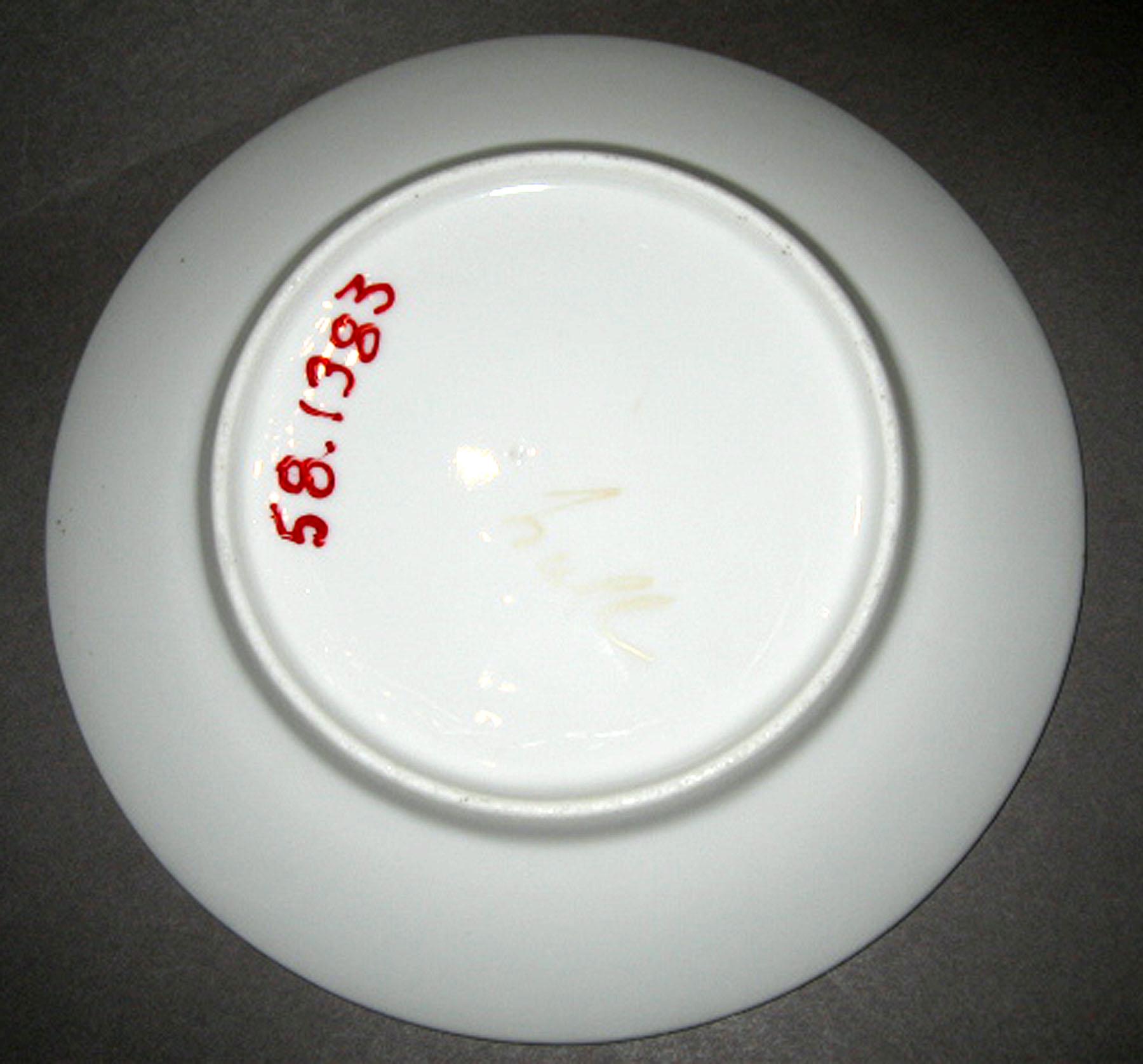 1958.1383 Porcelain plate (underside)