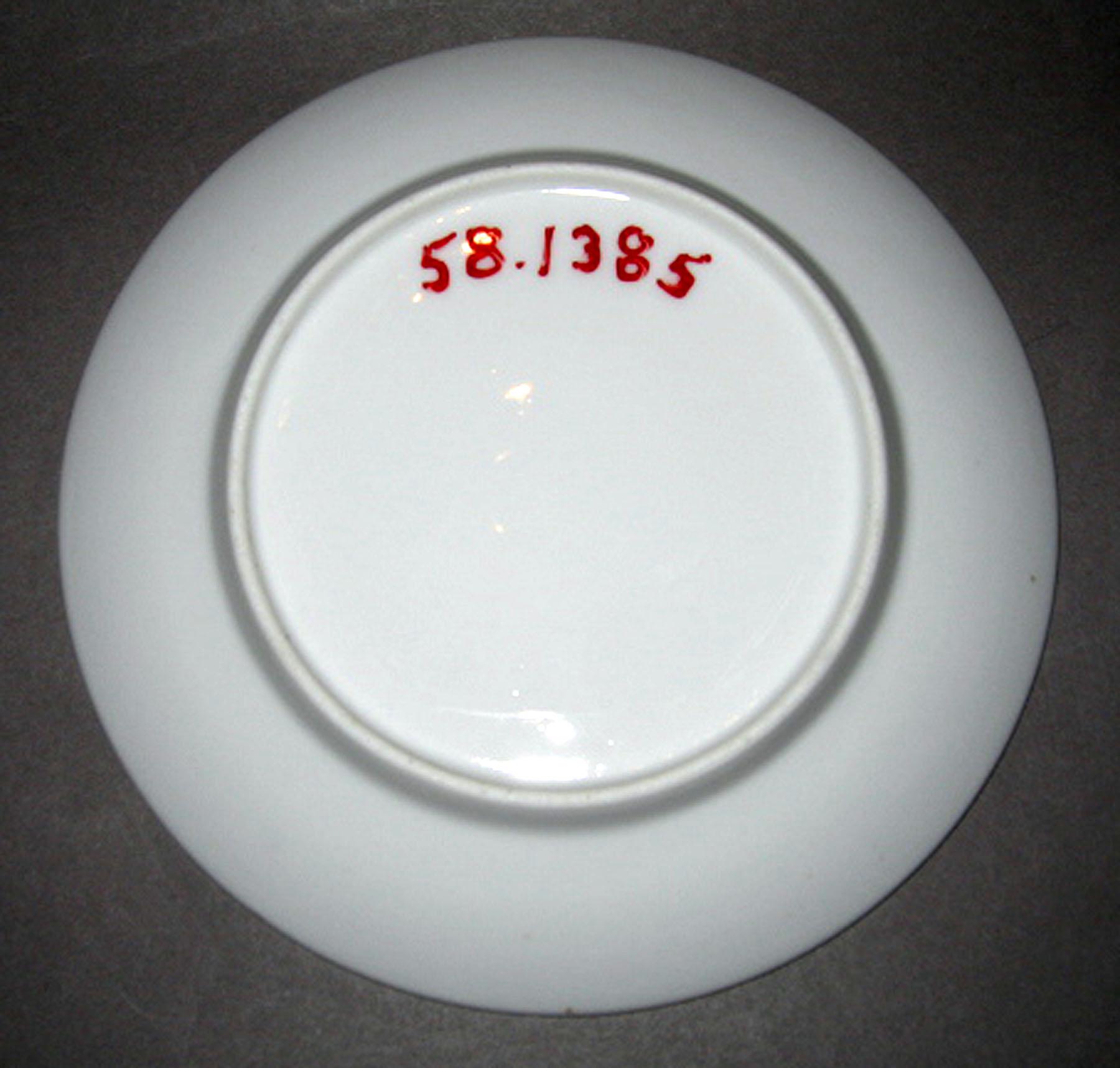 1958.1385 Porcelain plate (underside)