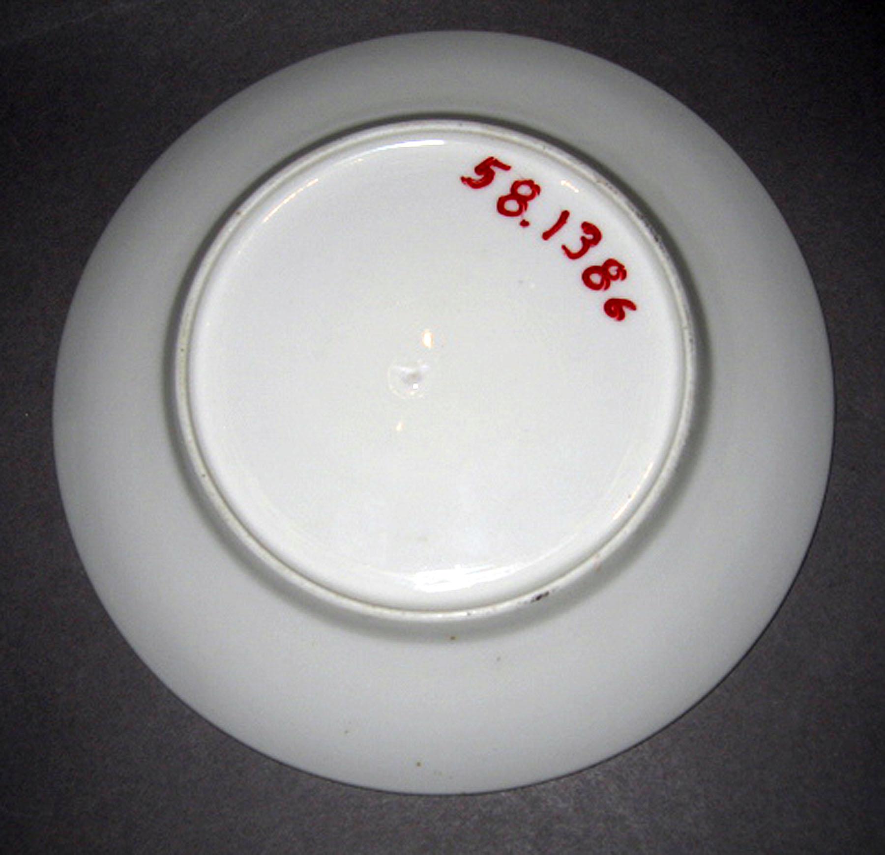 1958.1386 Porcelain plate (underside)