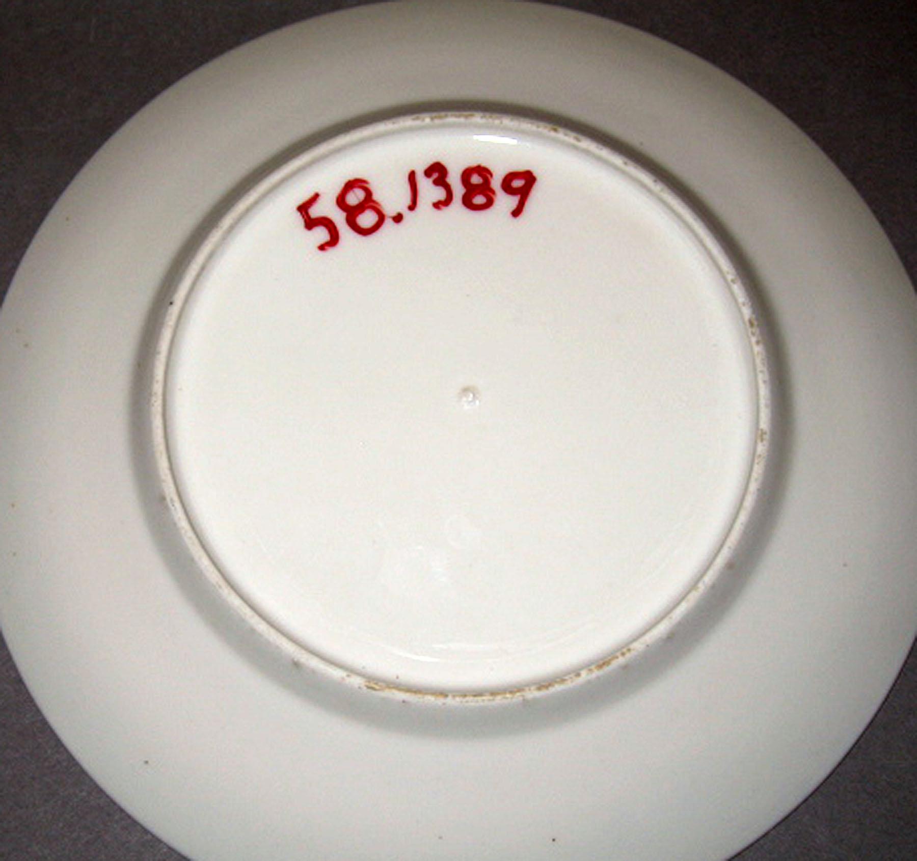 1958.1389 Porcelain plate (underside)