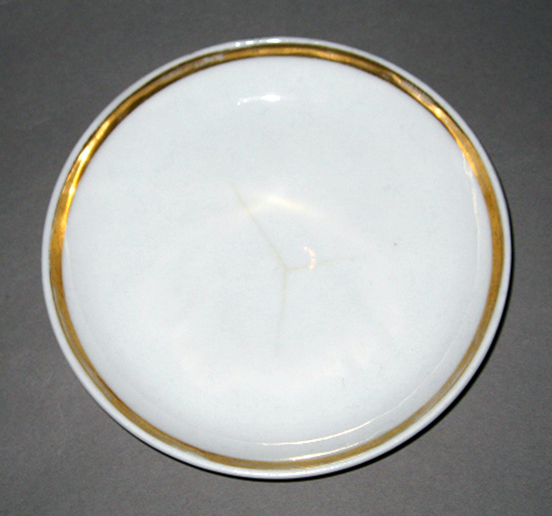 1958.1390 Porcelain saucer