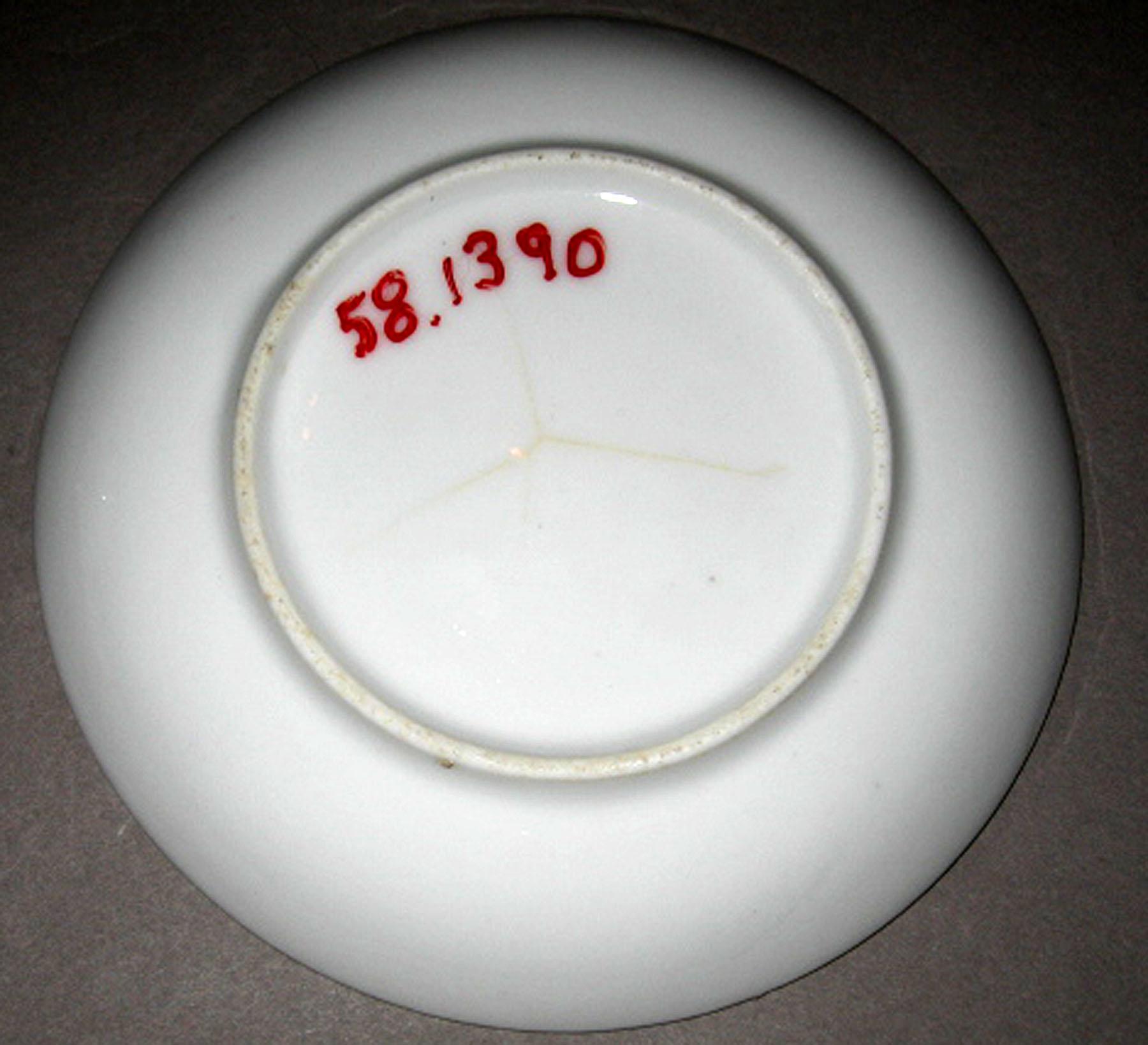 1958.1390 Porcelain saucer (underside)