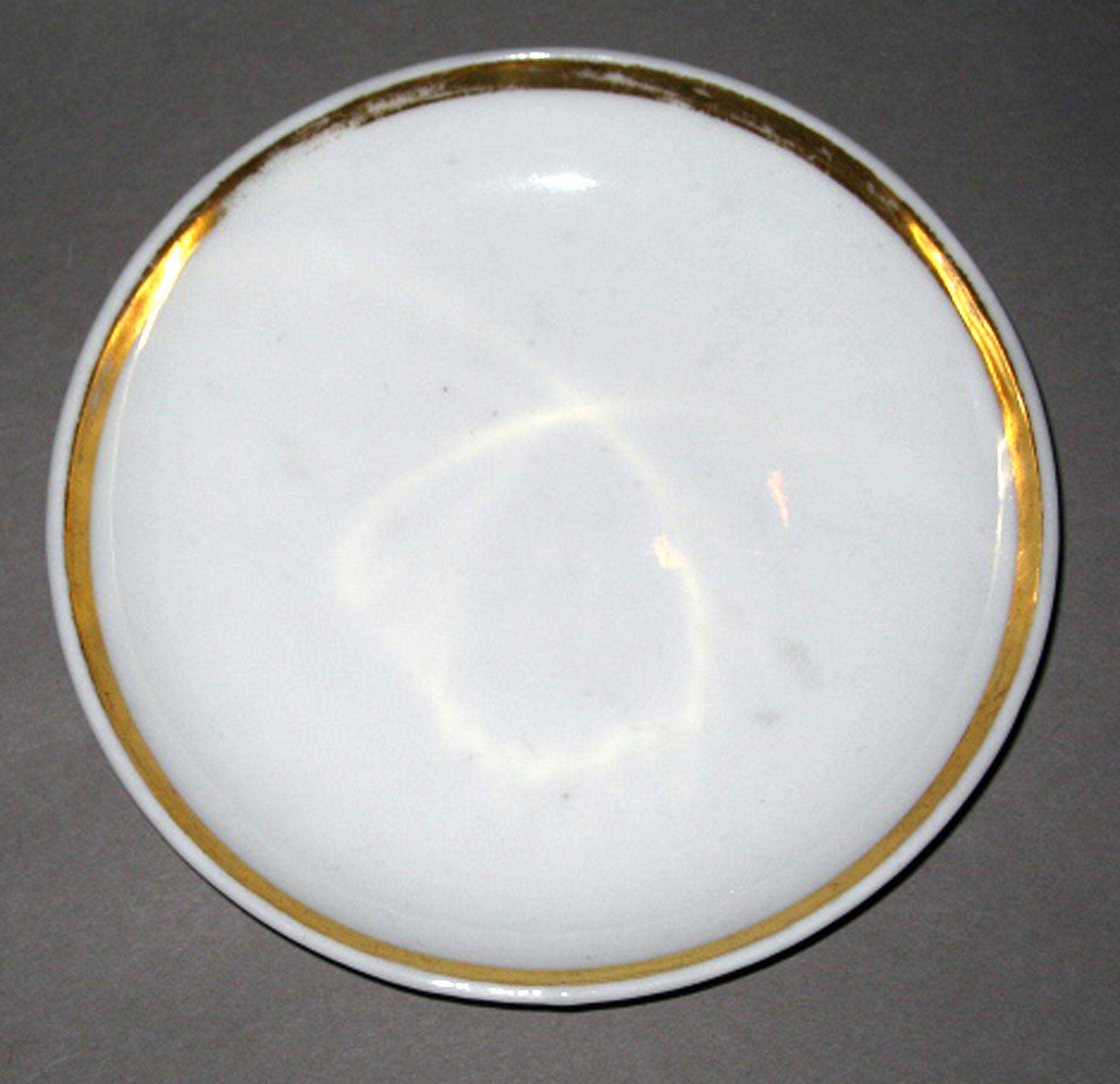 1958.1391 Porcelain saucer