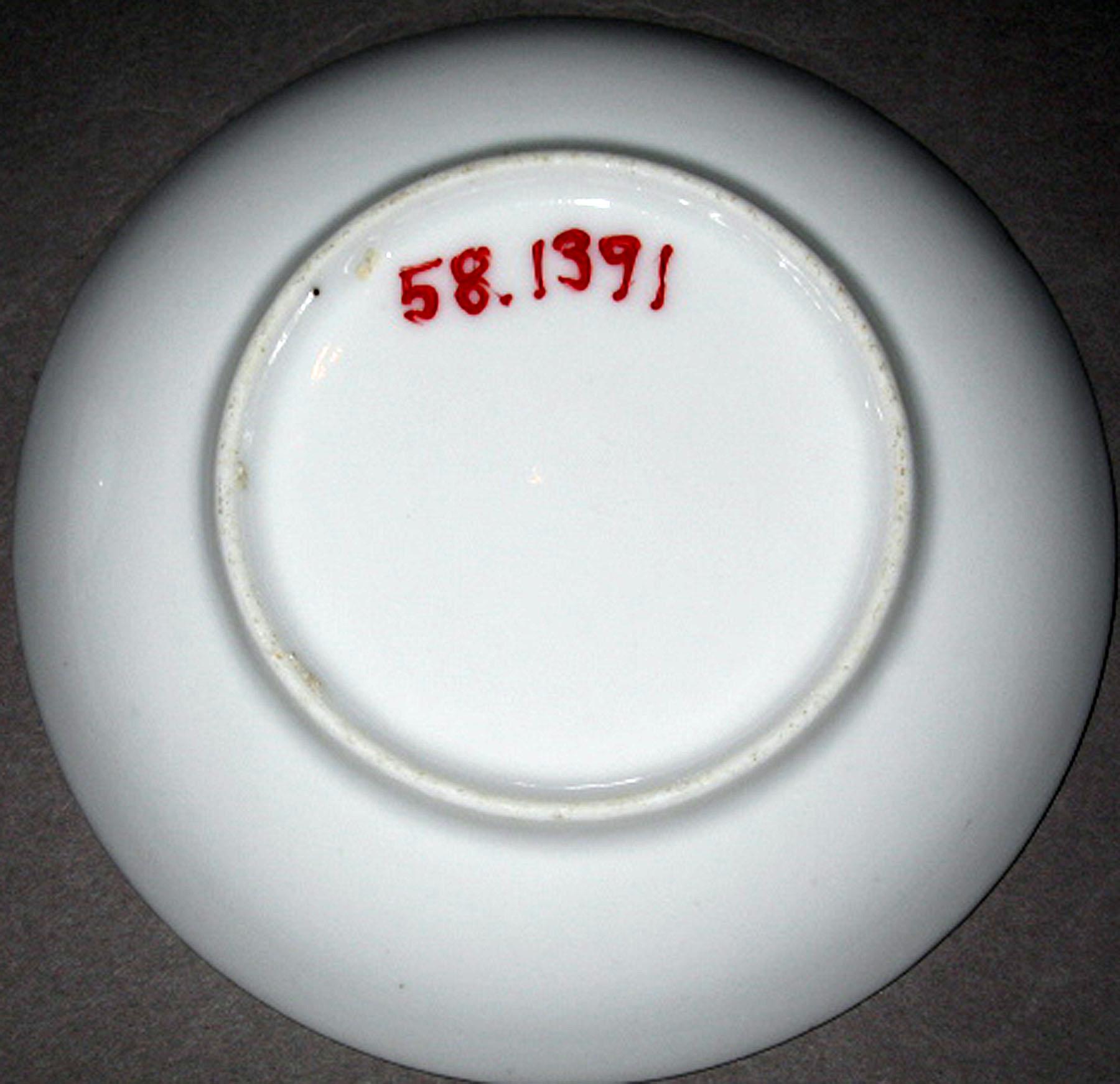 1958.1391 Porcelain saucer (underside)