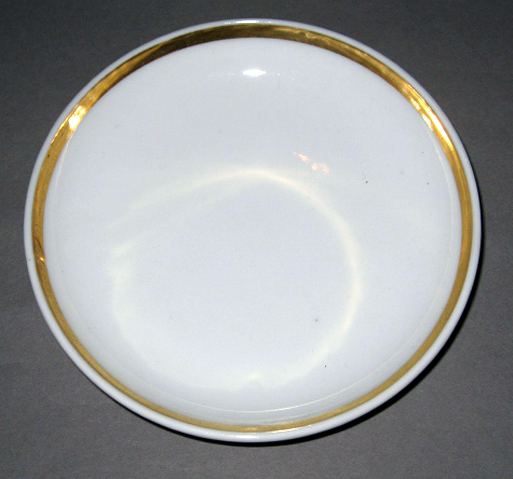 1958.1392 Porcelain saucer