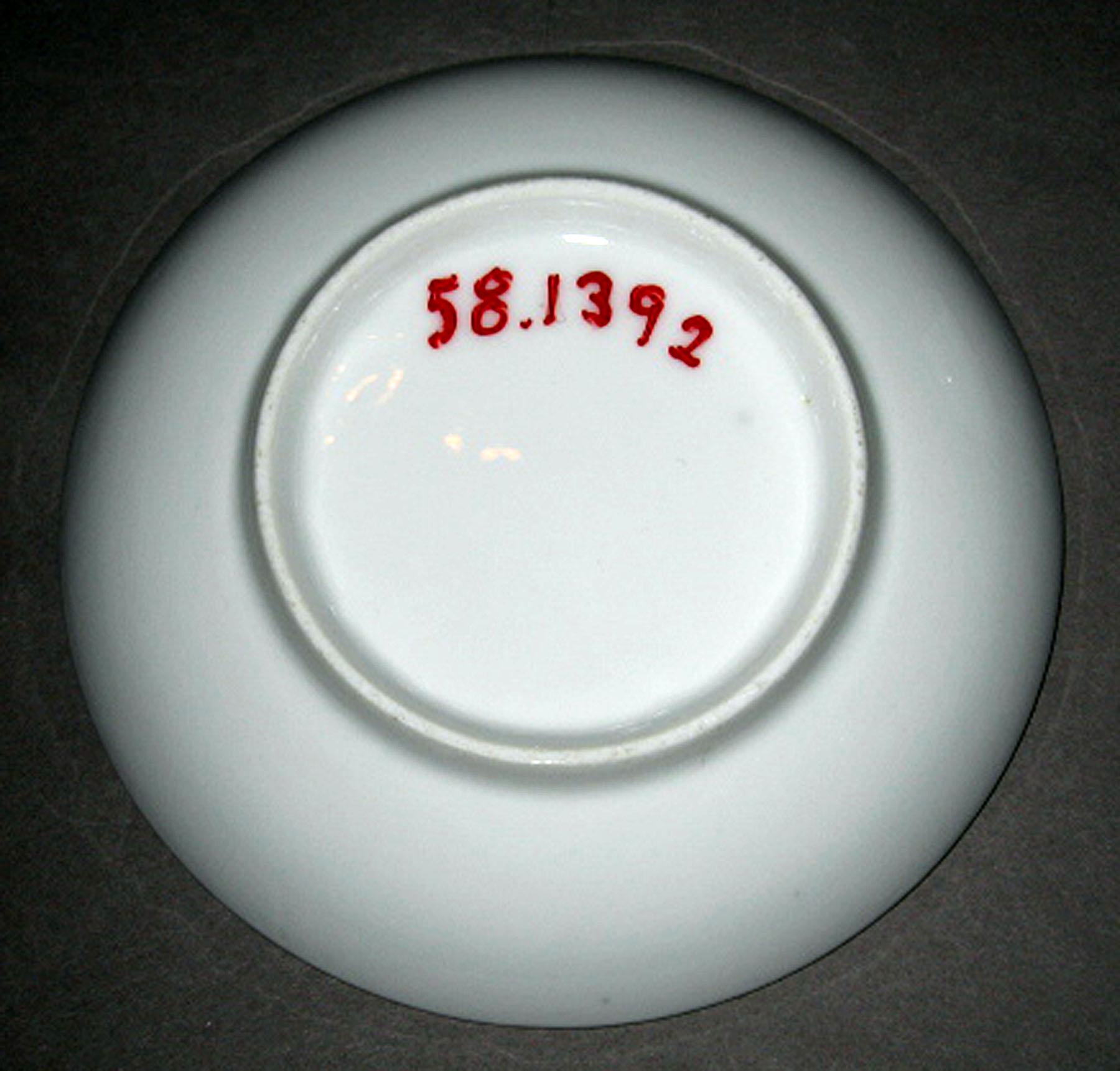 1958.1392 Porcelain saucer (underside)