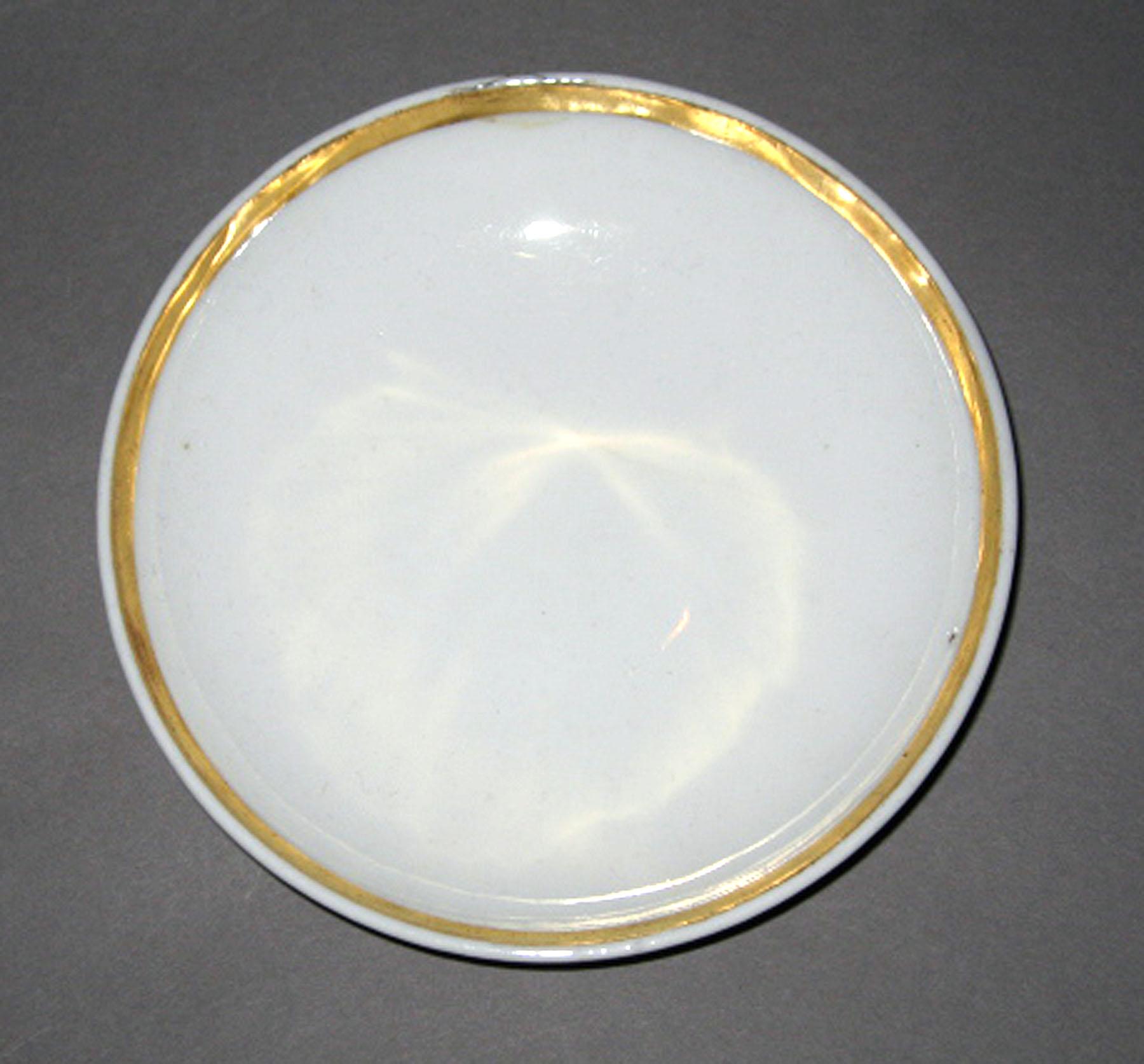 1958.1394 Porcelain saucer