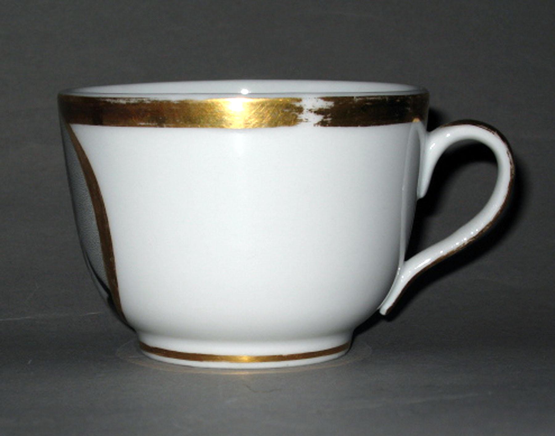 1958.1396 Porcelain teacup (profile)