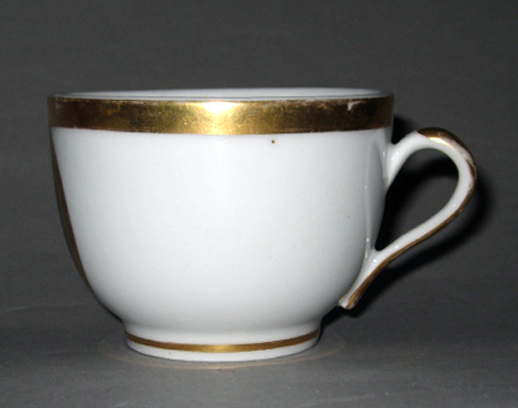 1958.1397 Porcelain teacup (profile)