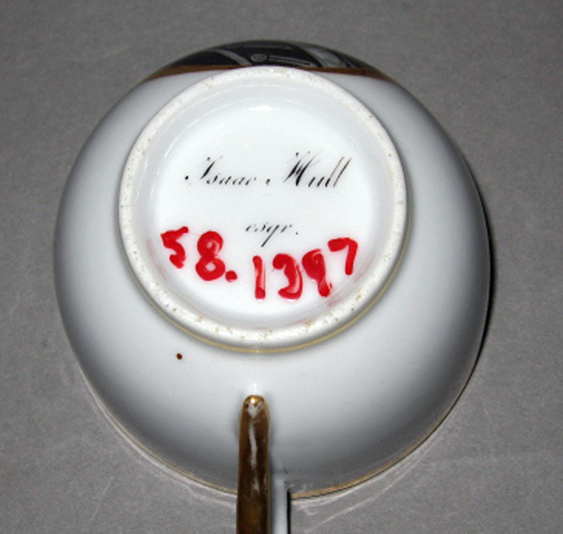 1958.1397 Porcelain teacup (underside)