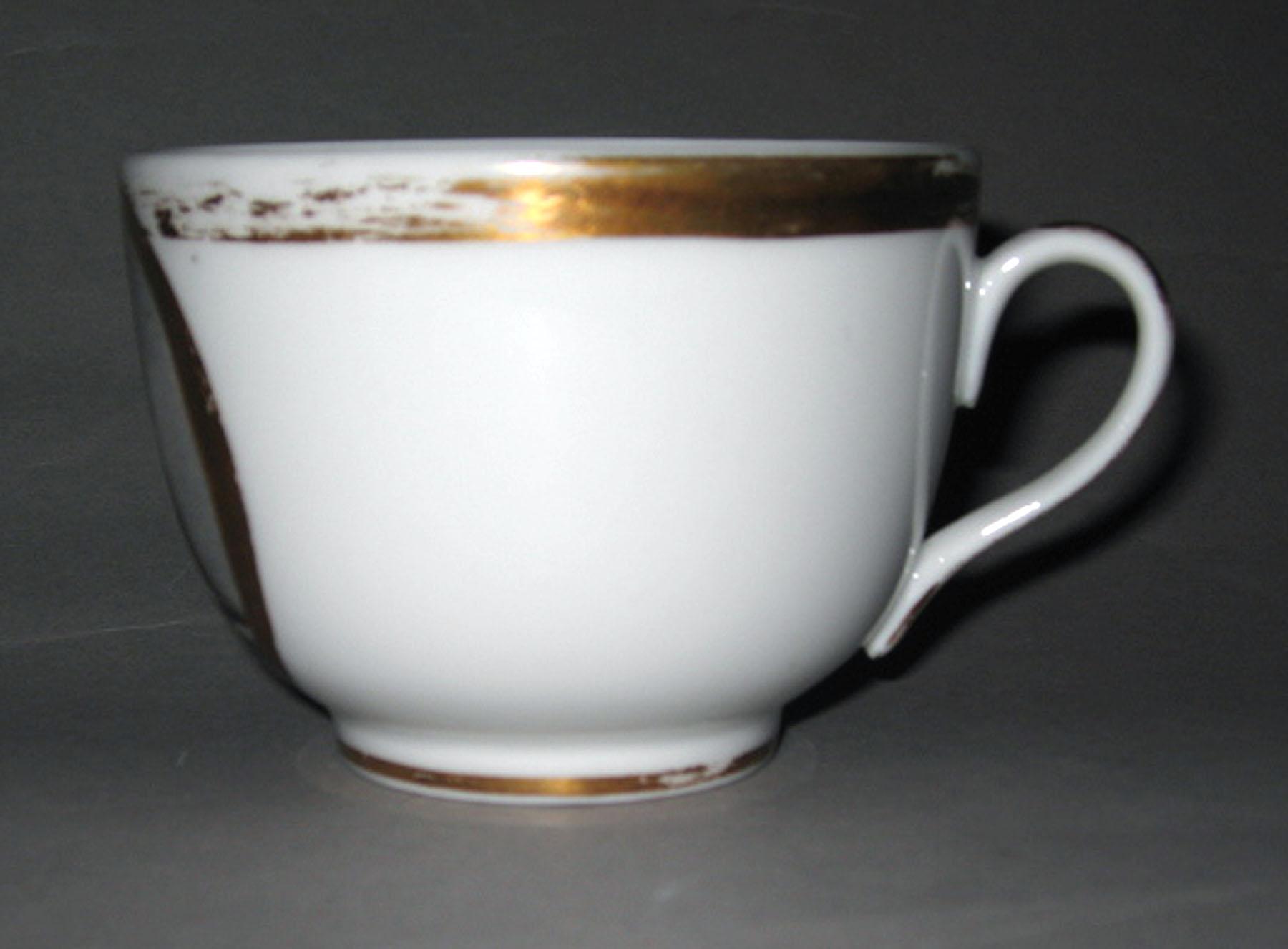 1958.1398 Porcelain teacup (profile)