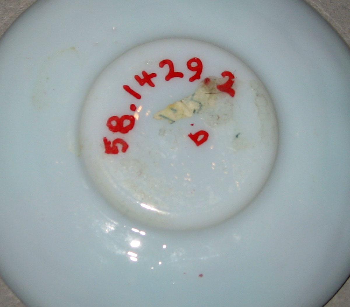 1958.1429.002 B White glass saucer (underside)
