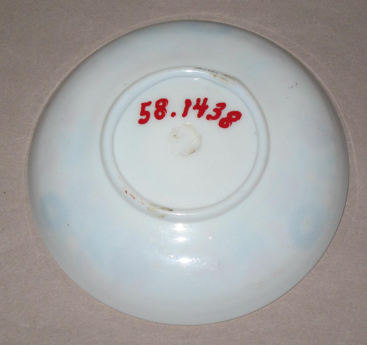 1958.1438 Glass saucer (bottom)