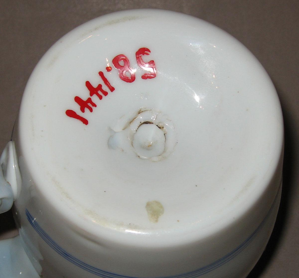 1958.1441 White glass mug (underside)