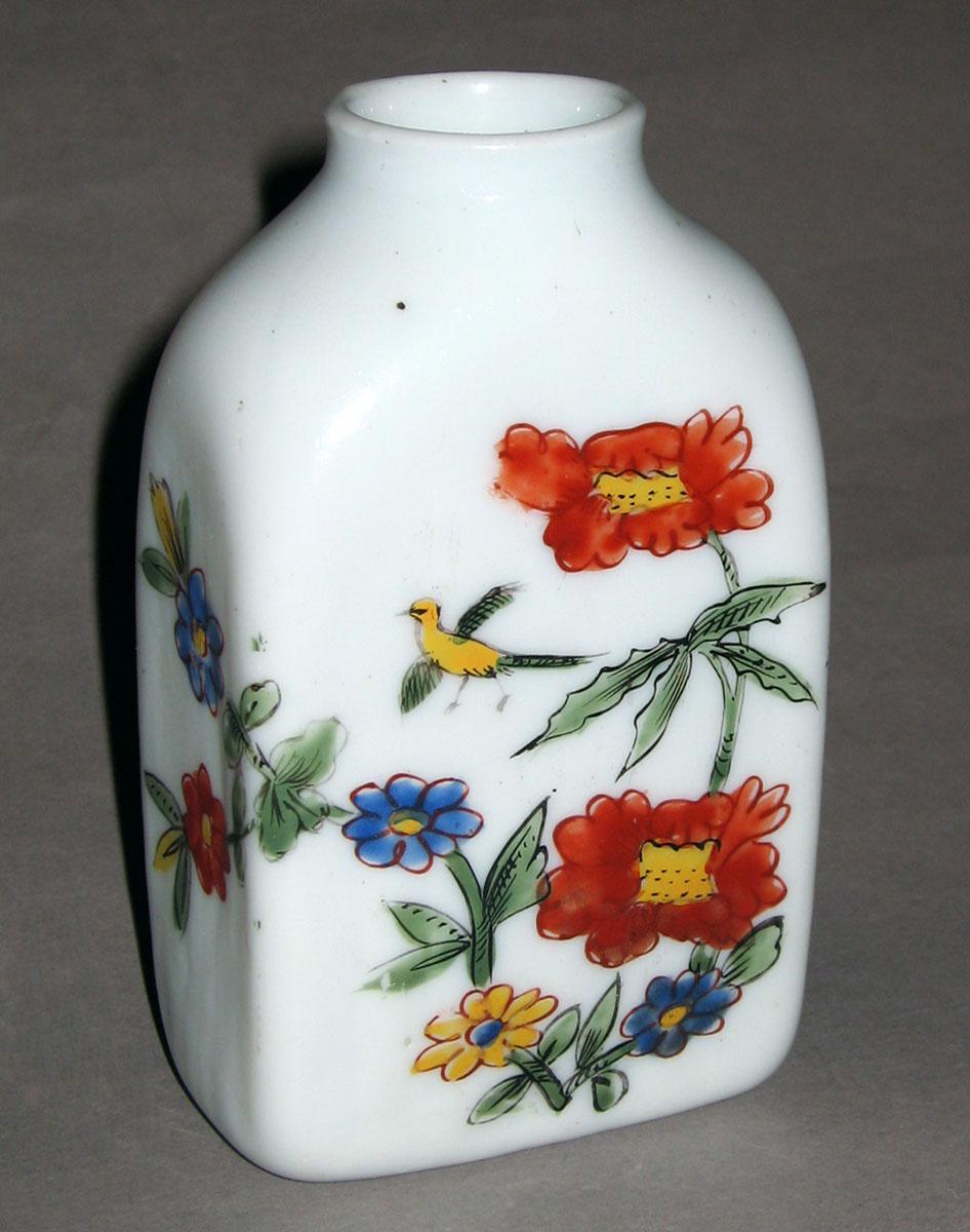 1958.1448 White glass tea canister
