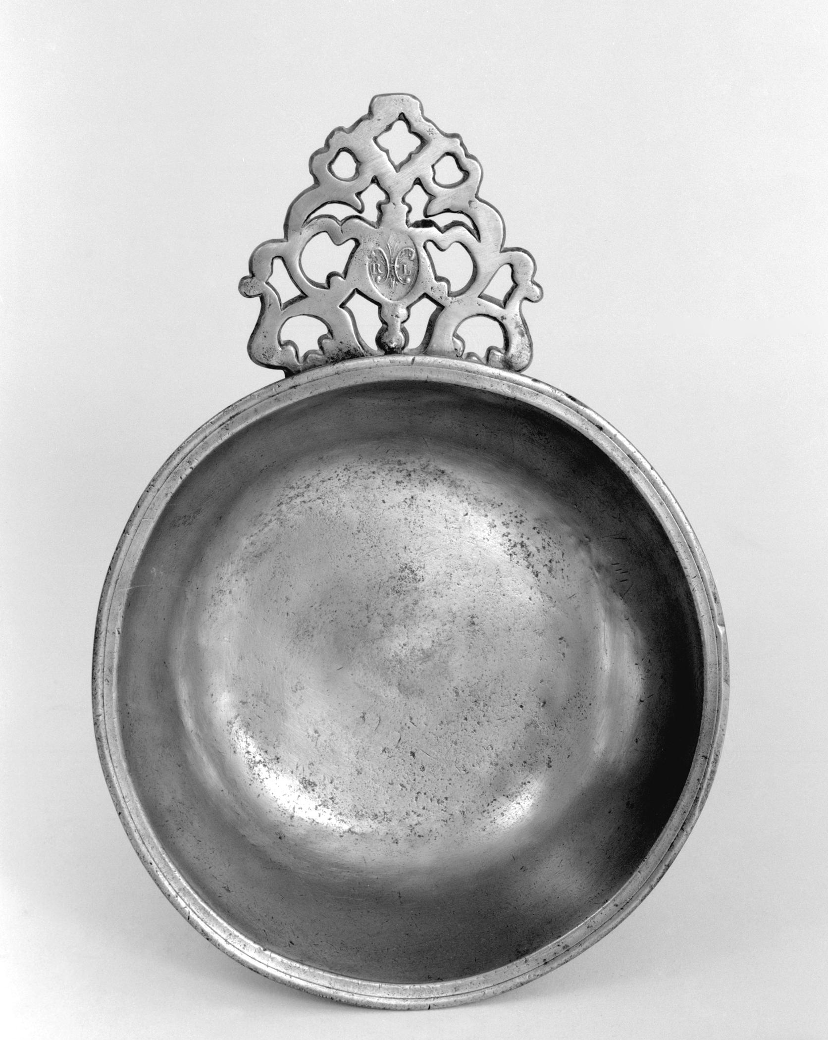 1953.0016 Pewter porringer