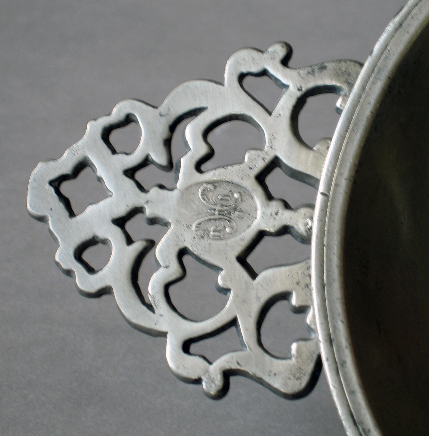 1953.0016 Pewter porringer (mark)