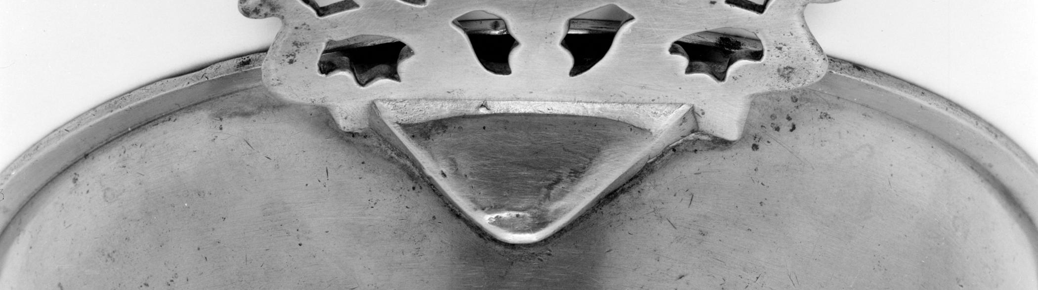 1953.0016 Pewter porringer (handle detail-bottom)