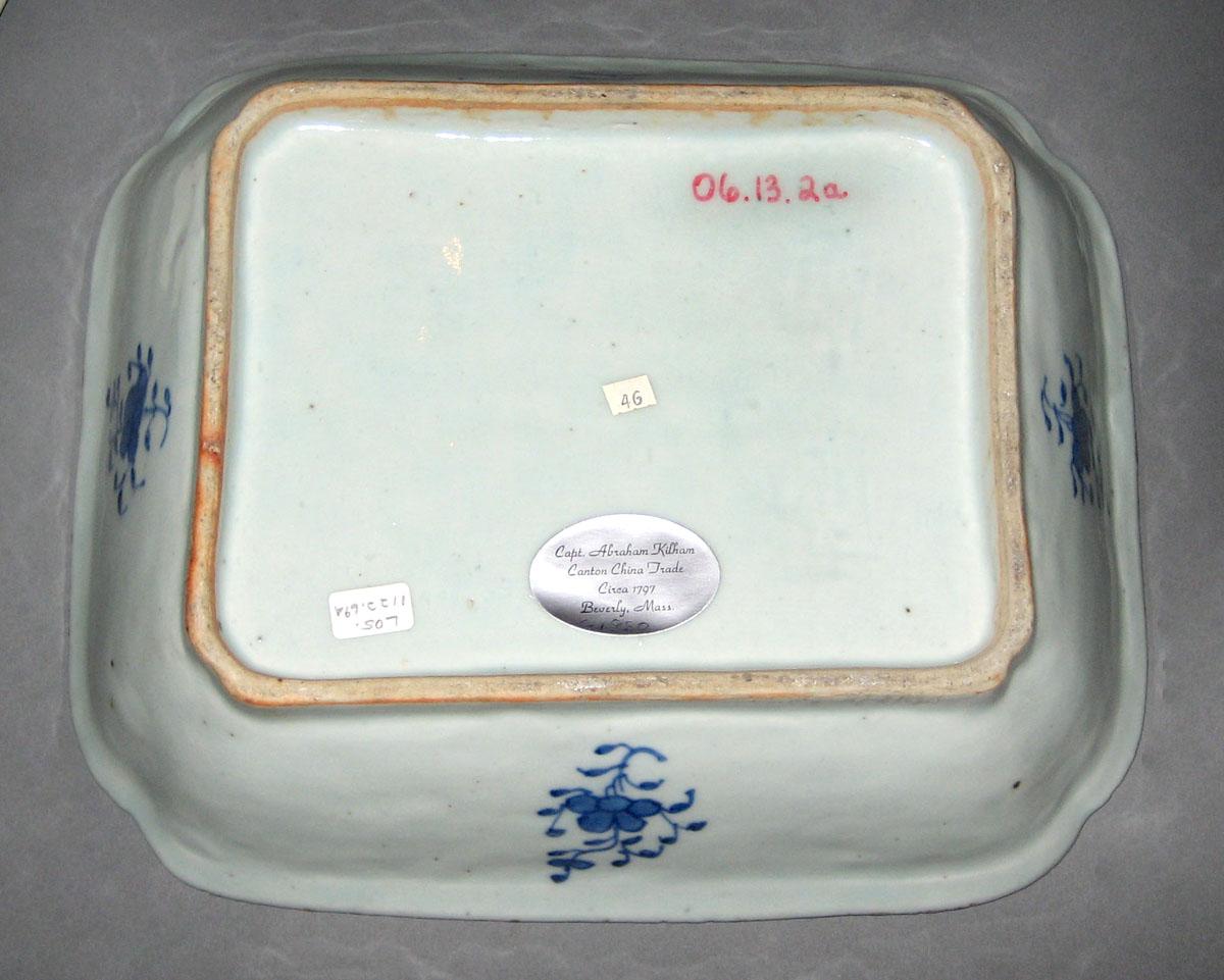 2006.0013.002 A Porcelain dish, bottom